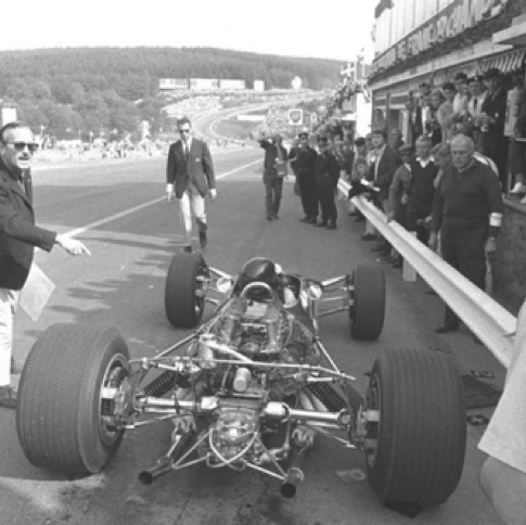Les stands étaient placés,à l'époque, dans la descente avant le raidillon de l'Eau Rouge... Les stands étaient placés,à l'époque, dans la descente avant le raidillon de l'Eau Rouge...